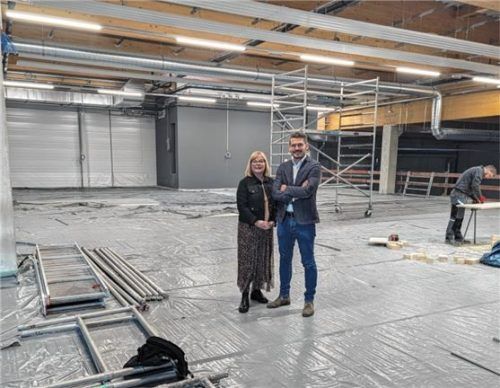 Auf zwei Ebenen, mit einer Abenteuerrutschbahn verbunden, entsteht die Trampolinhalle, die gerade von Barbara Trapl und Sebastian Herbig begutachtet wird.Foto Hoffmann