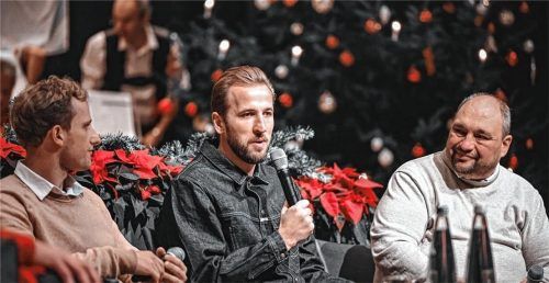 Bayern-Stürmer Harry Kane (Mitte) bei seinem Besuch im Kurhaus.Foto Aleksic