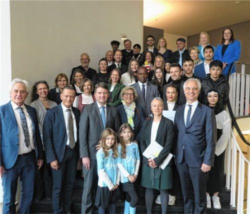 Bayerns Innen- und Integrationsstaatssekretär Sandro Kirchner (vorne Mitte), Karl Straub, Integrationsbeauftragter der Bayerischen Staatsregierung (vorne, Zweiter von links), Regierungspräsident Dr. Konrad Schober (vorne, rechts) und Regierungsvizepräsidentin Sabine Kahle-Sander (vorne, Zweite von rechts) mit den Preisträgerinnen und Preisträgern des Oberbayerischen Integrationspreises 2024. Foto Regierung von Oberbayern