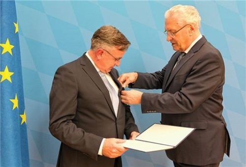 Bayerns Innenminister Joachim Herrmann (CSU) verlieh Dr. Michael Bayeff-Filloff das Verdienstkreuz. Foto BIM