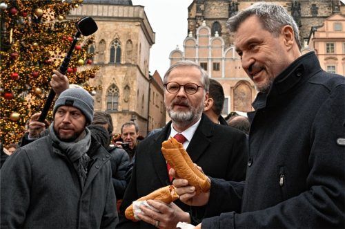Bayerns Ministerpräsident Markus Söder (rechts, CSU) besuchte jüngst mit dem tschechischen Ministerpräsidenten Petr Fiala (Mitte) einen Weihnachtsmarkt in Prag. Bei dem Treffen ging es auch um Bayerns Energieversorgung. Foto dpa