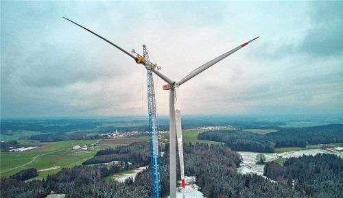 Beeindruckendes Luftbild vom Aufbau der Windkraftanlage. Foto  Schmuck