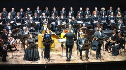 Begeisternder Auftritt: (von links) Stefanie Iranyi (Alt), Anna El-Khashem (Sopran), Dirigent Vinzenz Praxmarer, Martin Mitterrutzner (Tenor) und Lukas Enoch Lemcke (Bass) mit dem Chor und Orchester der Tiroler Festspiele Erl.Foto  Füchtner