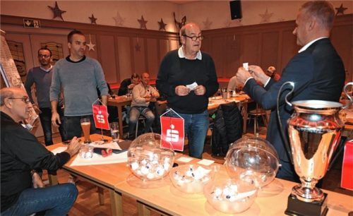 Bei der Auslosung der Vorrundengruppen: Schiedsrichter-Gruppenobmann Sepp Kurzmeier, Werner Wirkner und Martin Weidner aus der Turnierorganisation, Turnierleiter Peter Holzapfel und Axel Söder, stellvertretendes Vorstandsmitglied der Sparkasse Rosenheim-Bad Aibling.Foto Franz Ruprecht