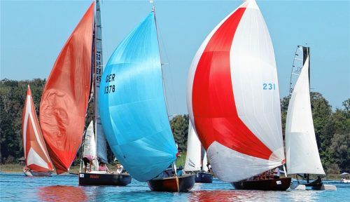 Bei der Chiemseemeisterschaft segeln seit Jahren unterschiedliche Boote, die in verschiedene Gruppen eingeteilt sind, gegeneinander. Mithilfe der sogenannten Yardstick-Zahl soll eine möglichst große Fairness erzielt werden. Für 2024 stand eine grundlegende Änderung des Systems an.Foto Richter