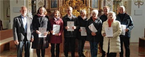 Bei der Ehrung: (von links) Chorleiter Siegfried Straßner, Regina Bartl, Irmi Steininger, Hans Brandl, Elisabeth Glaser, Beate Bareuther, Pastoralreferent Christof Langer, Marlies Zuckermaier und Christian Buxot. Foto re