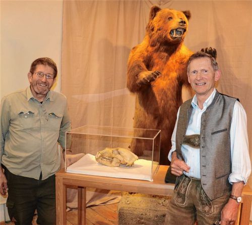 Bei der Eröffnung der Sonderausstellung zum 11000 Jahre alten Braunbären aus der Schlüssellochhöhle: (von links) der ehemalige Siegsdorfer Museumsleiter und Geologe Dr. Robert Darga und der Vorsitzende des Frasdorfer Heimat- und Kulturvereins, Rupert Wörndl.Foto Rehberg