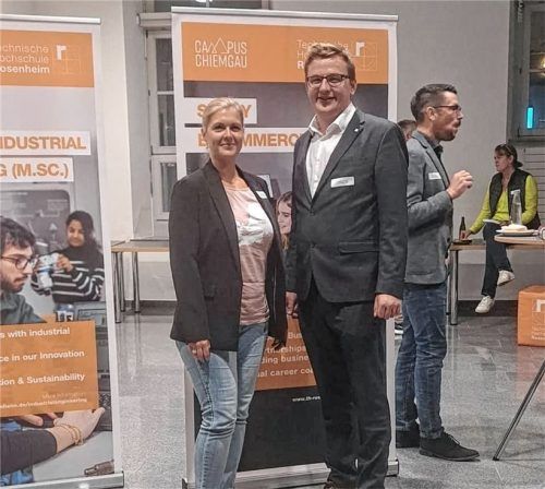 Bei der ersten Kooperationsveranstaltung: Gastgeberin und geschäftsführende Leitung des Campus Chiemgau, Doreen Franzke, und Euregio-Inntal-Präsident Christoph Schneider. Foto Euregio Inntal