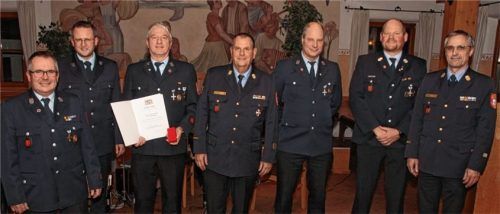 Bei der Feier: (von links) Zweiter Vorsitzender Josef Baumann, Bürgermeister Stephan Schlier, Jubilar 40 Jahre Norbert Höbel, Kreisbrandinspektor Max Goldbrunner, Zweiter Kommandant Alois Waldleitner senior, Kommandant Stephan Schlosser und Kreisbrandmeister Josef Kirner. Foto hadersbeck
