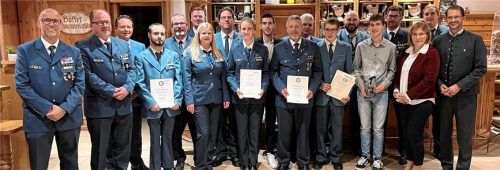 Bei der feierlichen Übergabe: Ortsbeauftragter Markus Otto (links), Oberbürgermeister Andreas März und die stellvertretende Landrätin Marianne Loferer (beide rechts) mit den geehrten Helferinnen und Helfern.Foto THW