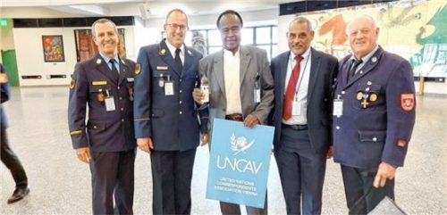 Bei der Geschenkübergabe: (von links) Kreisbrandrat Richard Schrank, der Vorsitzende des Landesfeuerwehrverbandes Bayern, Johann Eitzenberger, DI Abdallah Sharief, Präsident UNO-UNCAV, der Vertreter der Arabischen Emirate, Dr. Abdelbagi M. Elfaki, University of Sharjah, United Arab Emirates, sowie der Vorsitzende der First Responder Chiemsee Nord, Christian Glas.Foto re