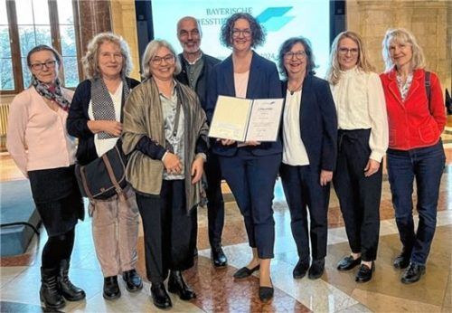 Bei der Preisverleihung waren anwesend: (von links) Katharina Dreiling, Martina Wolf, Sabine Wolf, Dr. Gerhard Herrmann, Dr. Bettina Achhammer, Brigitte Althof, Lena Radtke und Rita Nicola.Foto Arbeitsstelle Frühförderung Bayern