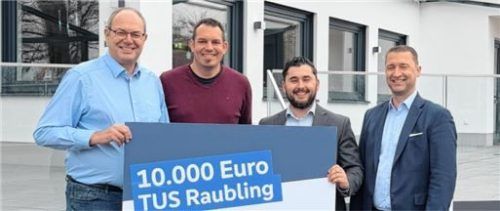 Bei der Scheckübergabe: (von links) Uli Maier und Florian Heller vom TuS Raubling freuen sich über die Unterstützung der VR-Bank, vertreten durch Markus Stein und Roland Seidl.Foto RAPP
