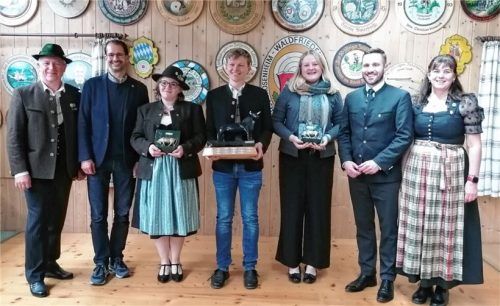 Bei der Siegerehrung: Schützenmeister Hermann Dodl, Oberbürgermeister Andreas März, Veronika Haas (erster Platz Damenklasse), Christian Diepelt (erster Platz Schützenklasse), Eleonora Wickenburg (erster Platz Jugendklasse), Landtagsabgeordneter und Zweiter Bürgermeister Daniel Artmann und Zweite Schützenmeisterin Gaby Hartl. Foto re