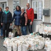 Vollgepackte Geschenktüten freuen Bedürftige