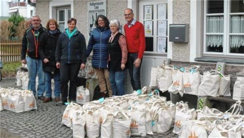 Bei der Übergabe der Spende: (von links) Willi Mayer, Ingrid Bernard, Melanie Schmid und Jutta Bürstlinger von der Stadtkirche sowie Uschi Höfner und Andreas Bobbert von der Kolbermoorer Tafel. Foto re