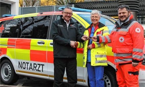 Bei der Übergabe des neuen NEF: Notarztstandortleiterin Dr. Rosemarie Schmidmayr, Leiter der BRK-Rettungswache Rosenheim, Stephan Hornischer (rechts), und Leiter Rettungsdienst Thomas Neugebauer.Foto BRK