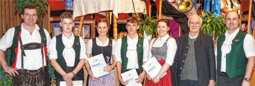 Bei der Überreichung des Musikerleistungsabzeichens: Willinger-Musi-Vorsitzender Michael Stadler, Pius Kern, Helena Stadler, Jakob Reimeier, Johanna Wierl, Bezirksmusikverband-Vorsitzender Leonhard Eisner, Dirigent Andreas Mayer.Foto re