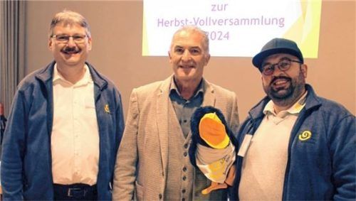 Bei der Vollversammlung nahmen stellvertretender Vorsitzender Thomas Unger (links) und Georg Machl, Referent für internationale Jugendarbeit (rechts), den stellvertretenden Landrat Sepp Hofer in die Mitte.Foto KJR