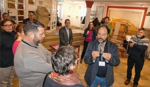 Beim Euregio-Interreg-Treffen erläuterte der gemeindliche Römerbeauftragte und Museumsleiter Matthias Ziereis (Mitte) im Seebrucker Römermuseum Bedaium die aktuelle Sonderausstellung „Antike Berufe in Bedaium“ und führte anschließend durch die Dauerausstellung mit rund 500 Artefakten. Der Fokus lag auf der römischen Epoche, als das antike Seebruck (Bedaium) an der Fernstraße Salzburg-Augsburg in voller Blüte stand. Foto  Müller