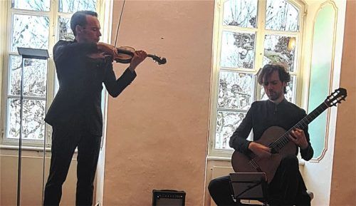 Beim letzten Konzert der Saison: Linus Roth auf der Violine und Petrit Ceku auf der Gitarre im Augustiner-Chorherrenstift. Foto Giesen