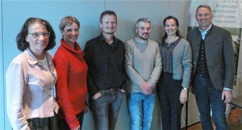 Beim Milchviehtag in Rosenheim: (von links) Anna Bruckmeier (Behördenleiterin AELF Rosenheim), Jennifer Brandl (Beraterin für Fütterung am Institut für Tierernährung und Futterwirtschaft der LfL), Otto Kirmaier (Berater für Fütterung und AMS beim LKV), Stefan Gründl (Landwirt), Monika Schaecke (Abteilungsleiterin AELF Rosenheim), Sepp Grandl (VLF-Vorsitzender).Foto AELF