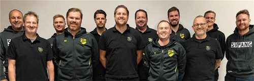 Bereit für die Zukunft: (von links) Stefan Fürmeier (Beisitzer), Johann Brandtner (Jugendleiter), Stefan Sander (Schriftführer), Benedikt Müller (Zweiter Abteilungsleiter), Michael Hofer (Kassier), Dominik Tremmel (Abteilungsleiter), Georg Fischbacher (Zweiter Jugendleiter), Florian Schießl (Zweiter Abteilungsleiter), Christian Pflaum (Pressewart), Thomas Leppert (sportlicher Leiter), Marinus Paul (sportlicher Leiter) und Felix Schrubar (Beisitzer). Foto Knarr