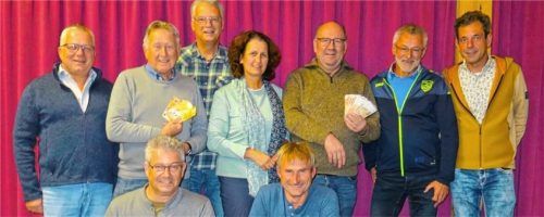 Bernd Gleissner vom SV Bruckmühl (Dritter von links) und Konrad Mack vom SV-DJK Götting (Zweiter von rechts) freuten sich über jeweils 500 Euro, übergeben von Gerhard Hardrath (Dritter von rechts) und Helmut Walter (Zweiter von links). Foto Baumann