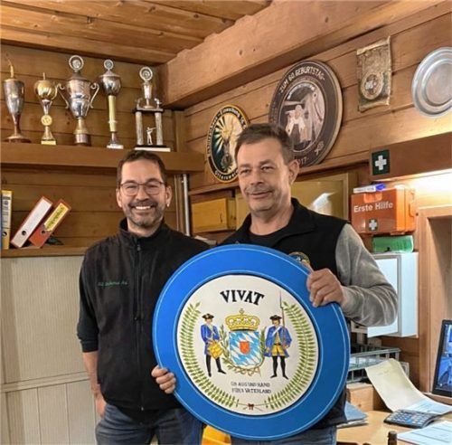 Bernd Hubel, Sportleiter SG Hubertus Au, und Markus Rastinger, Schützenmeister SG Wendelstein. Foto re
