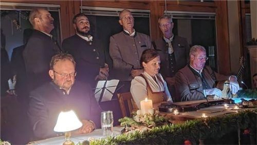 Berührten mit Geschichten und Musik: Moderator Andreas Estner, Maria Holzer und Heiner Oberhorner (vorne, von links) sowie der Haushamer Bergwachtgsang (hinten).