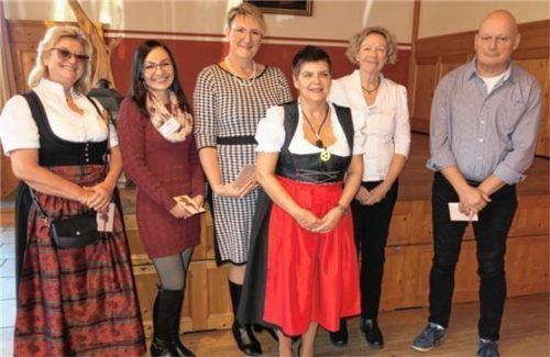 Bezirksgruppenleiterin Brigitte Lindmeier (Dritte von rechts) ehrte (von links) Heidi Schulze, Franziska Trainer, Sabine Pia, Marion Vetter und Rolf Böttcher für ihren Einsatz.