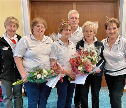Birgit Knobloch, stellvertretende Leiterin der Wohlfahrt und sozialen Arbeit des BRK Rosenheim (links) und SAK-Leiterin Gabi Sander (rechts) ehrten (von links) Michaela Schmid, Christa Sigl, Walter Schmid und Mizzi Kuchler für ihr langjähriges ehrenamtliches Engagement.Foto neuwirth