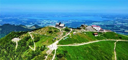 Blick vom Hochfelln auf den Chiemsee. Vom Hochfelln startete Dietmar Siglbauer seinen 204-Kilometer-Flug, der ihn bis ins Zillertal und Bad Gasteinertal führte. Foto Helmut Blaim
