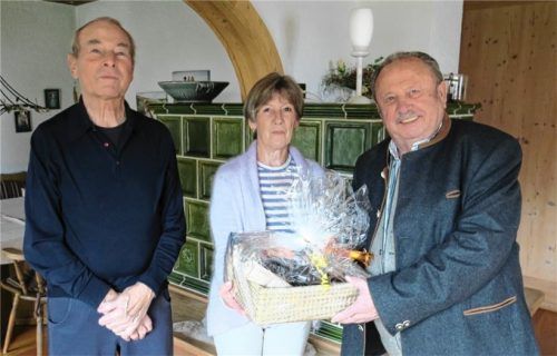 Bruckmühls Zweiter Bürgermeister Klaus Christoph (rechts) gratulierte Friederike und Emil Bierwirth zur diamantenen Hochzeit. Foto baumann