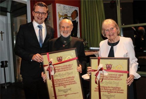 Bürgermeister Christoph Schneider überreichte die Ehrenbriefe an Michael Pertl und Christa Feigl (von links).Foto Schwitteck