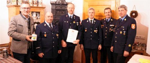 Bürgermeister Georg Huber, Vorsitzender Martin Huber, Ägidius Moser, Kommandant Andreas Huber, Kreisbrandrat Richard Schrank und Kreisbrandinspektor Martin Gruber (von links) bei der Ehrung.Foto Deindl