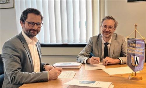 Bürgermeister Johannes Zistl und der Leiter des Wasserwirtschaftsamtes Rosenheim, Dr. Tobias Hafner. Foto re