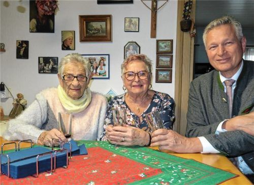 Bürgermeister Richard Richter gratulierte im Namen der Marktgemeinde Irmgard Spears, in der Mitte ihre Tochter Elke. Foto baumann