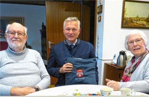 Bürgermeister Richard Richter gratulierte Olaf Nielsen (links) zum 90. Geburtstag, rechts Ehefrau Erika. Foto baumann