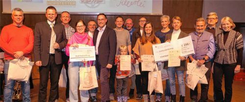 Bürgermeister Stephan Schlier (Zweiter von links) ) und Umweltreferentin Katharina Dietel (rechts) ehrten die fleißigen Stadtradler. Foto baumann