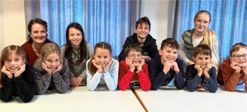 Chorleiterin Christl Schuster (hinten links) mit den Jugendlichen im Vagener Pfarrheim, wo sie sich wöchentlich zur Probe treffen. Gesungen werden hauptsächlich kirchliche Jugendlieder, die aber auch von Erwachsenen gerne gehört und mitgesungen werden. Foto re