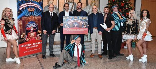 Clowns, Artistinnen und ein Jongleur: (von links) Urs Pilz, Vize-Direktor des Internationalen Zirkusfestivals von Monte Carlo und Präsident der Fédération Internationale du Cirque, Rosenheims Oberbürgermeister Andreas März, Zirkusdirektor Martin Lacey junior und Klaus Grandl, Leiter des Sozialamtes der Stadt Rosenheim. Foto Schlecker