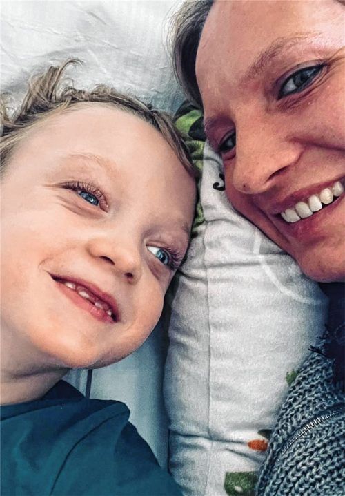 Darf nach zehn Monaten in der Klinik bald nach Hause: der siebenjährige Finn Zettel aus Krügling bei Feldkirchen-Westerham. Mama Viktoria Zettel war auch in dieser Zeit immer an der Seite ihres jüngsten Sohnes. Foto re