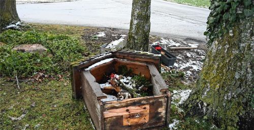 Das Feldkreuz in Neubeuern wurde durch den Aufprall in Einzelteile zerlegt. Foto Ruprecht