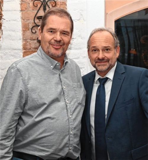 „Das Gesicht der Chiemgau-Zeitung“: Dirk Breitfuß (links) wurde von OVB-Verleger Oliver Döser in den verdienten Ruhestand verabschiedet. Fotos Schlecker