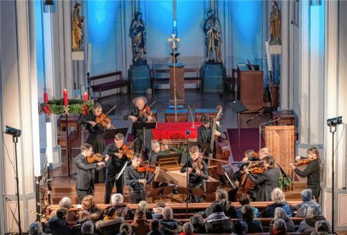 Das Kammerorchester begeisterte die Besucher des Konzerts in der Pfarrkirche. Foto re