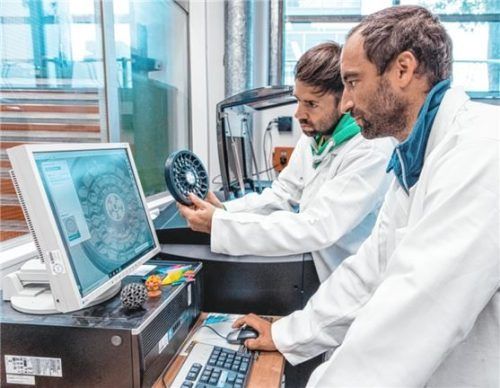 Das Labor für Additive Fertigung ist auch für Schulungszwecke für kleinere und mittelständische Unternehmen zugänglich (im Bildhintergrund Professor Dr. Fabian Riß).

Foto th rosenheim