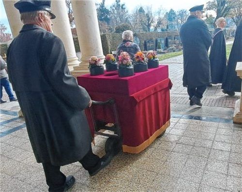 Das letzte Stück des Weges: Sieben Urnen mit der Asche mittellos gestorbener Rosenheimer. Foto Michael Weiser