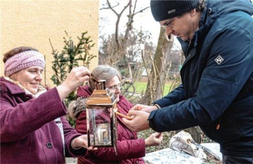 Das Licht weitergeben – als Symbol der Zuversicht. Seit dem Corona-Jahr 2020 wird es von den Sankt-Georgs-Pfadfindern – hier Stefan Reis – auch in die Seniorenbegegnungsstätte der Caritas getragen. Foto Thomae