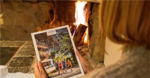 Das neue Gastgeberverzeichnis ist da und lädt zum Schmökern ein. Foto Chiemsee-Alpenland Tourismus GmbH & Co. KG